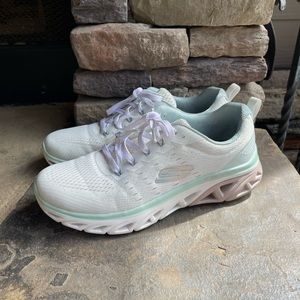 Light green Skechers size 8 like new